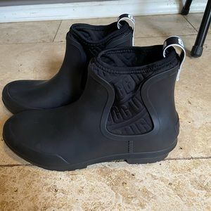 Ugg Women’s Chevone rain boot size 8 in black never worn and no box